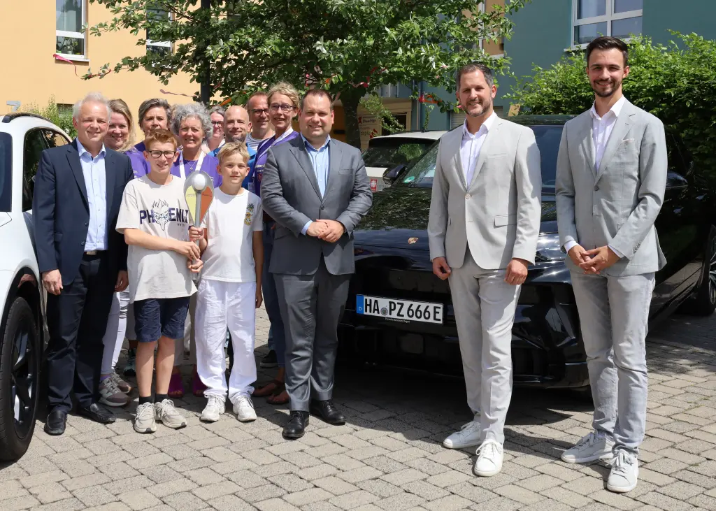 Gruppenfoto: Oberb&uuml;rgermeister Dennis Rehbein, Geschwisterkinder und V&auml;ter aus betroffenen Familien sowie weitere Beteiligte der Kampagne.