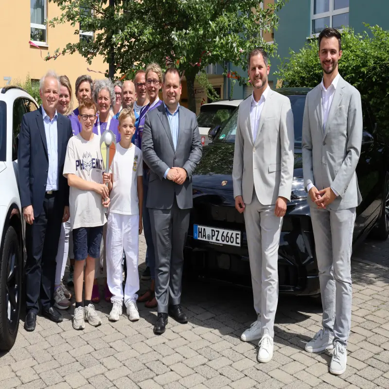 Gruppenfoto: Oberb&uuml;rgermeister Dennis Rehbein, Geschwisterkinder und V&auml;ter aus betroffenen Familien sowie weitere Beteiligte der Kampagne.