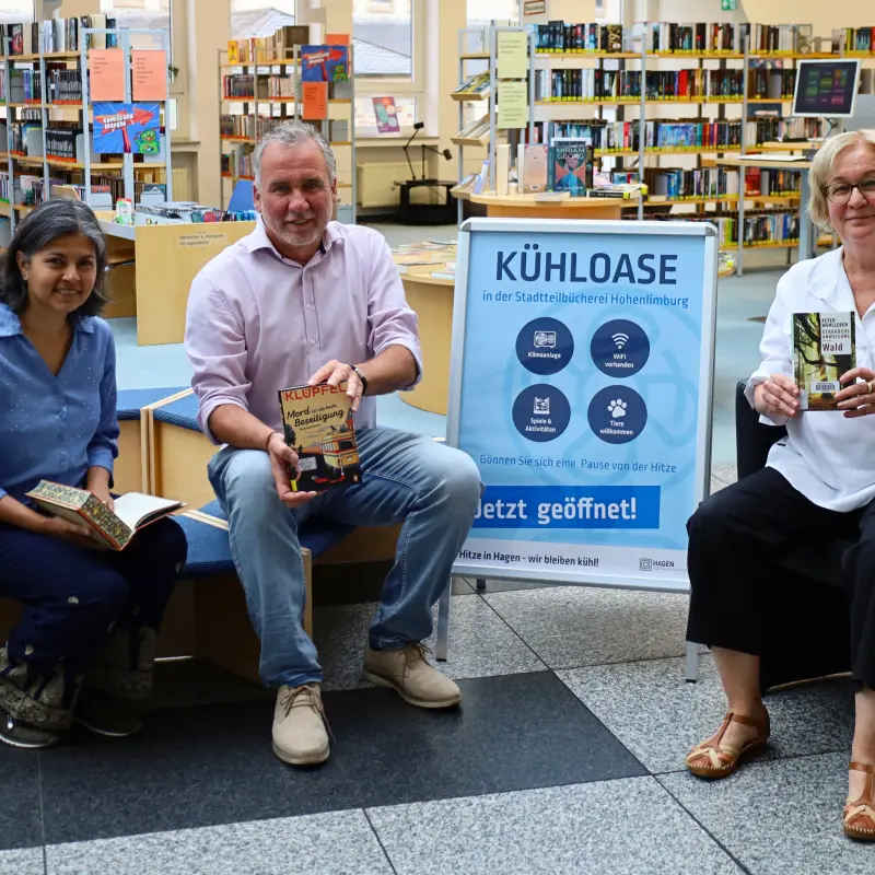 Gruppenfoto: Dr. Anjali Scholten (Leiterin des Gesundheitsamtes), Thomas K&ouml;hler (Leiter des Umweltamtes) und Doroth&eacute; Schlautmann (Leiterin der Stadtb&uuml;cherei).