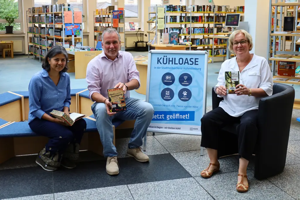 Gruppenfoto: Dr. Anjali Scholten (Leiterin des Gesundheitsamtes), Thomas Köhler (Leiter des Umweltamtes) und Dorothé Schlautmann (Leiterin der Stadtbücherei).