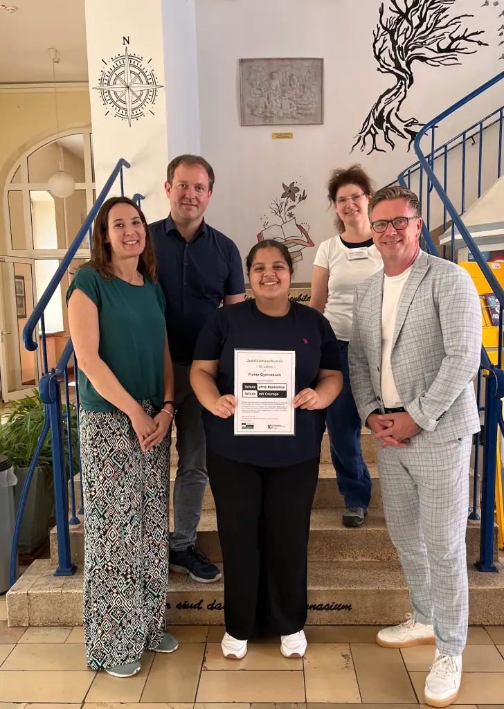 Gruppenfoto: Alexandra Löpke und Dominik Severing (Lehrkräfte), Nupelda Özmen (Schülervertretung), Marion Rosenberg (KI) und Christian Fischer (Schulleitung) mit der Jubiläumsurkunde.