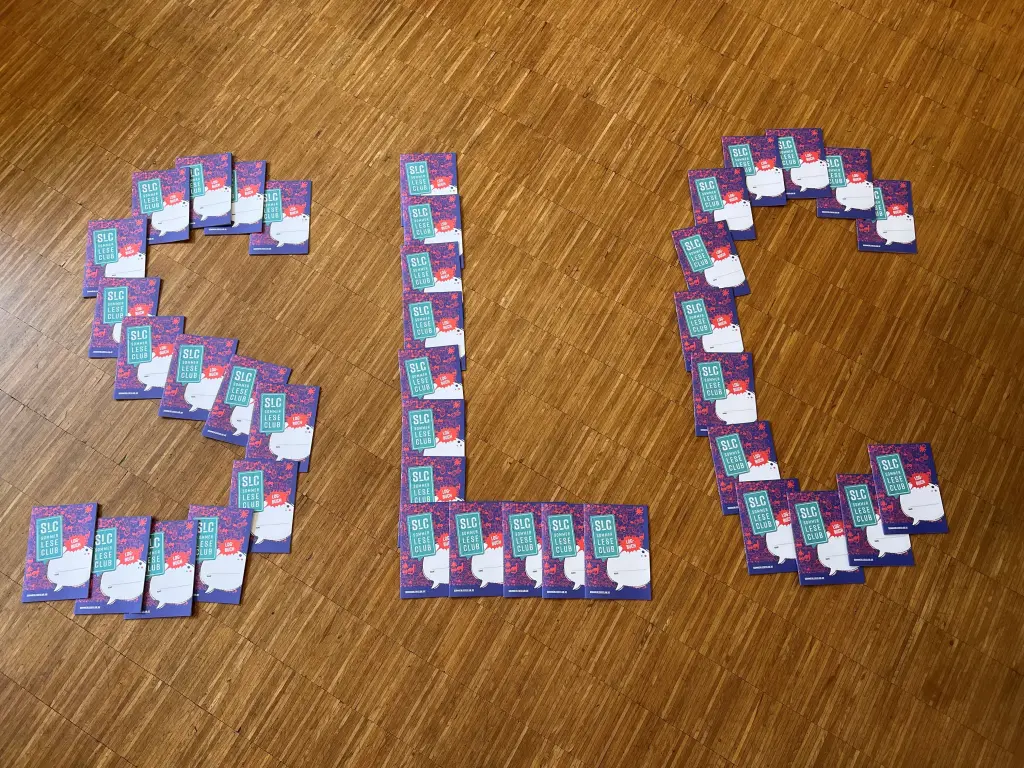 Foto: Die Buchstaben S, L und C sind mit Stickern des SommerLeseClubs auf dem Boden ausgelegt.
