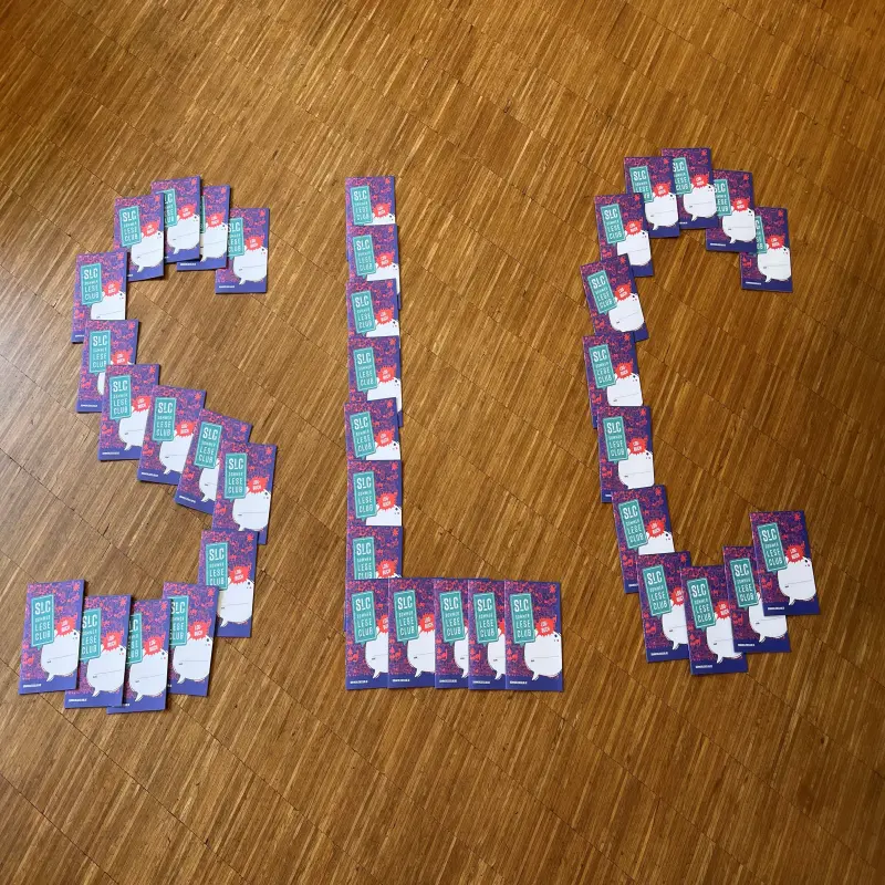 Foto: Die Buchstaben S, L und C sind mit Stickern des SommerLeseClubs auf dem Boden ausgelegt.