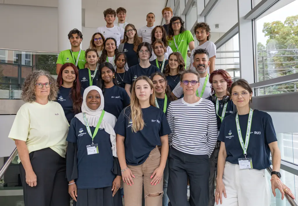 Gruppenfoto: 20 Sch&uuml;lerinnen und Sch&uuml;ler der Ferienakademie des TalentKolleg Ruhr Hagen mit der Ersten Beigeordneten Martina Soddemannund Regina Pott, Leiterin des Fachbereichs Schule.
