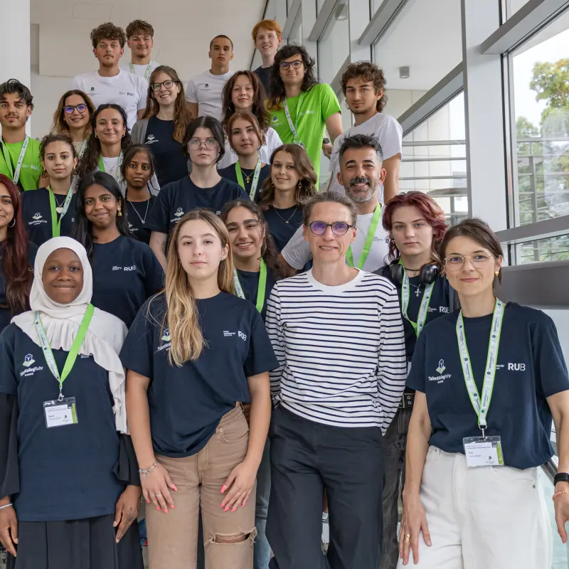 Gruppenfoto: 20 Sch&uuml;lerinnen und Sch&uuml;ler der Ferienakademie des TalentKolleg Ruhr Hagen mit der Ersten Beigeordneten Martina Soddemannund Regina Pott, Leiterin des Fachbereichs Schule.