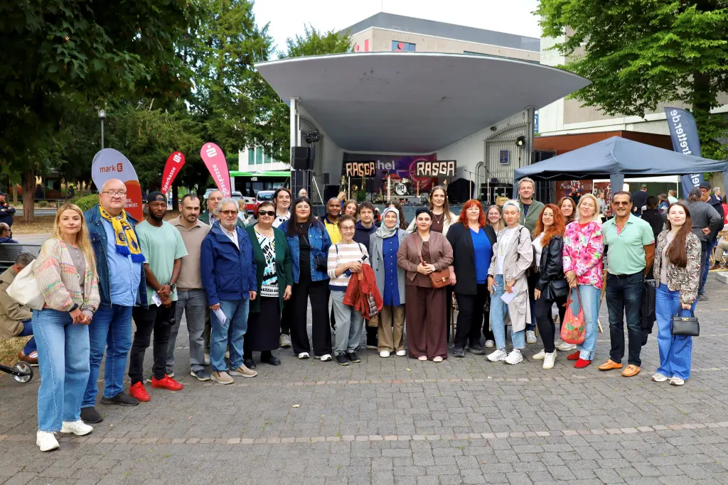 Foto: Gruppenfoto mit den Teilnehmenden des Netzwerktreffens.