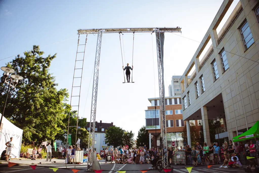 Foto: Eine Artistin steht auf einer hohen Schaukel beim &bdquo;Vielfalt tut gut&ldquo;-Festival.