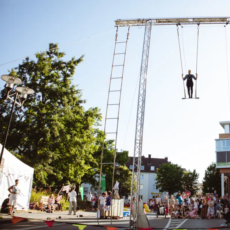 Foto: Eine Artistin steht auf einer hohen Schaukel beim &bdquo;Vielfalt tut gut&ldquo;-Festival.