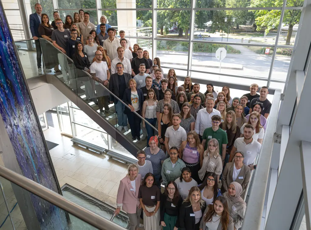Gruppenfoto der neuen Azubis im Rathaus an der Volme.