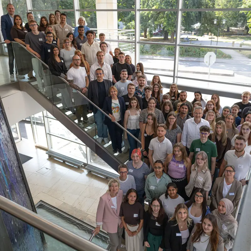 Gruppenfoto der neuen Azubis im Rathaus an der Volme.