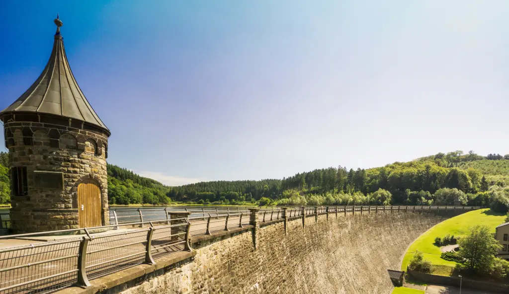 Foto: Aufnahme des oberen Teils der Staumauer an der Hasper Talsperre.