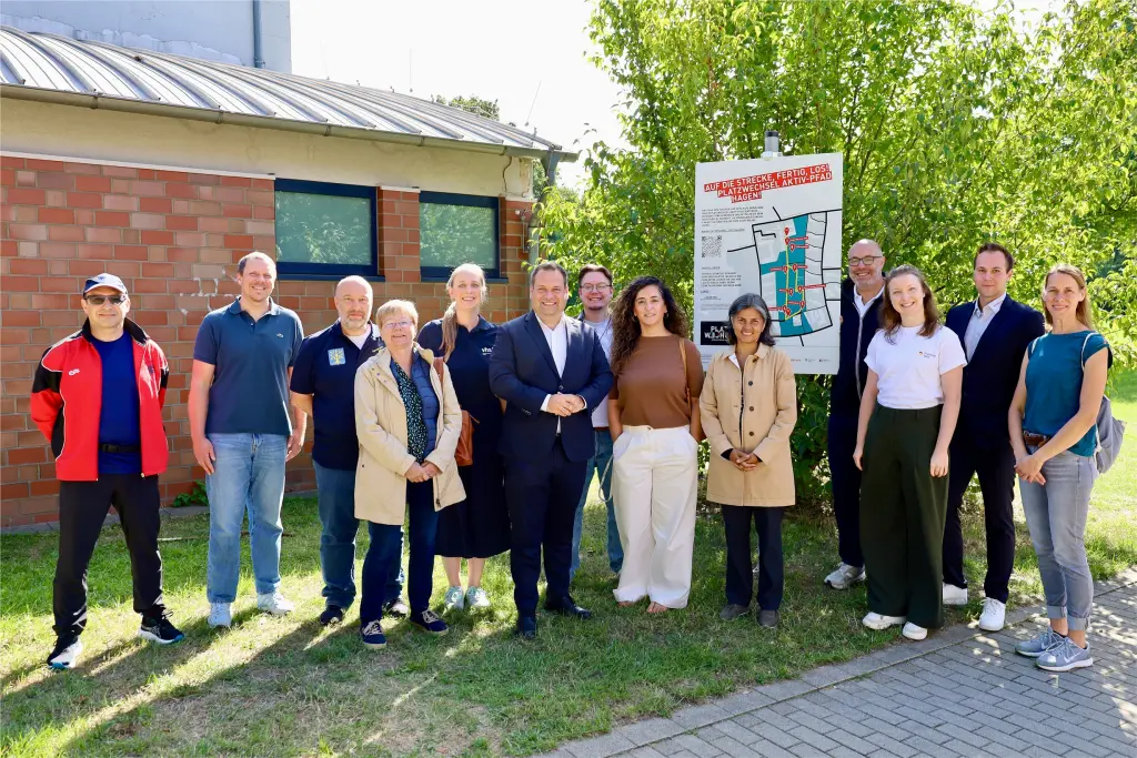 Foto: Gruppenfoto aller Beteiligten im Fritz-Steinhoff-Park.