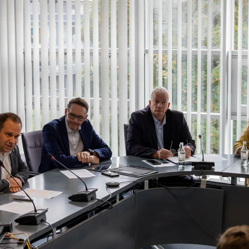 Foto: Die Beteilgten bei der Pressekonferenz zur Eröffnung des „Servicezentrum Europa“.