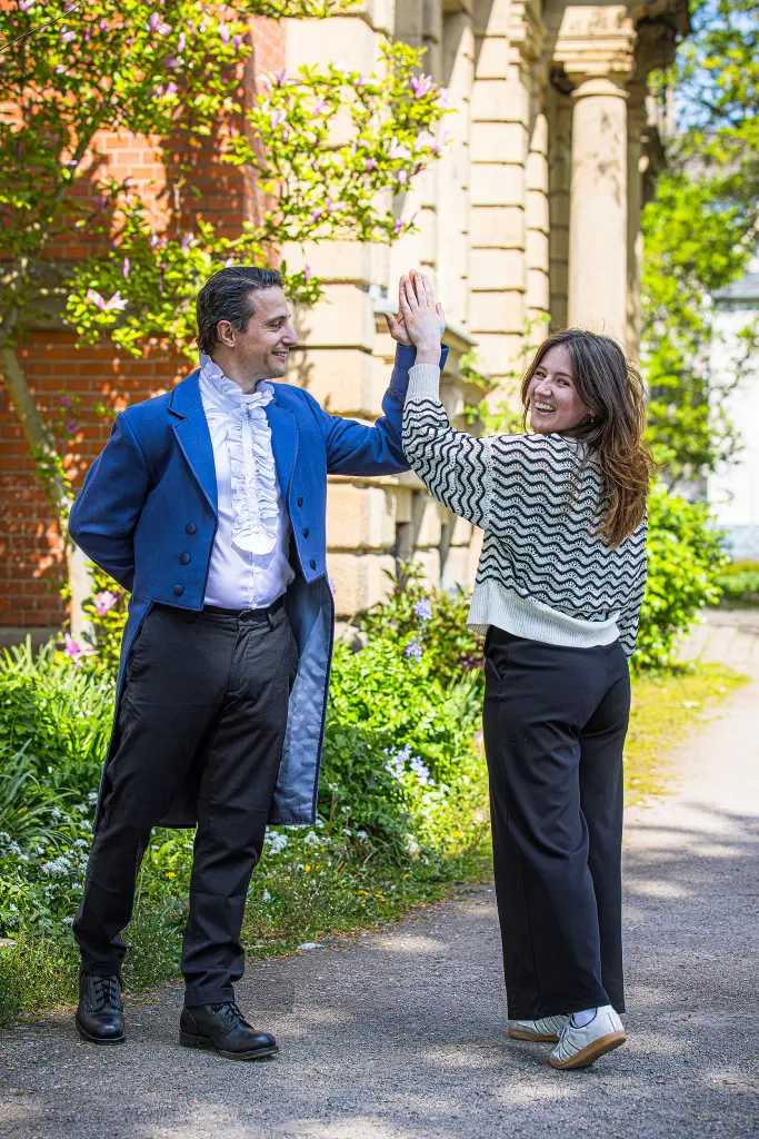 Foto: Zwei Menschen die sich die Hand zum Tanz reichen