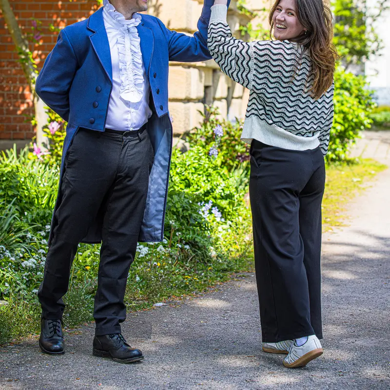 Foto: Zwei Menschen die sich die Hand zum Tanz reichen