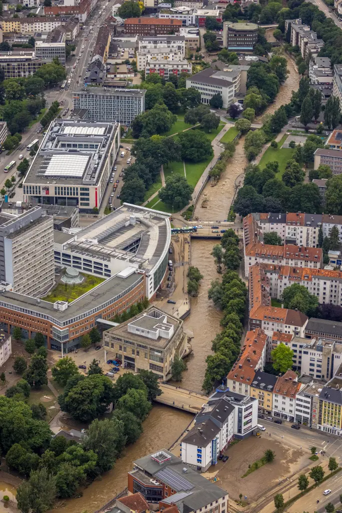 Foto: Blick auf die Verwaltung und Teile der Innenstadt nach dem Hochwasser 2021 mit immer noch gut gefüllter Volme