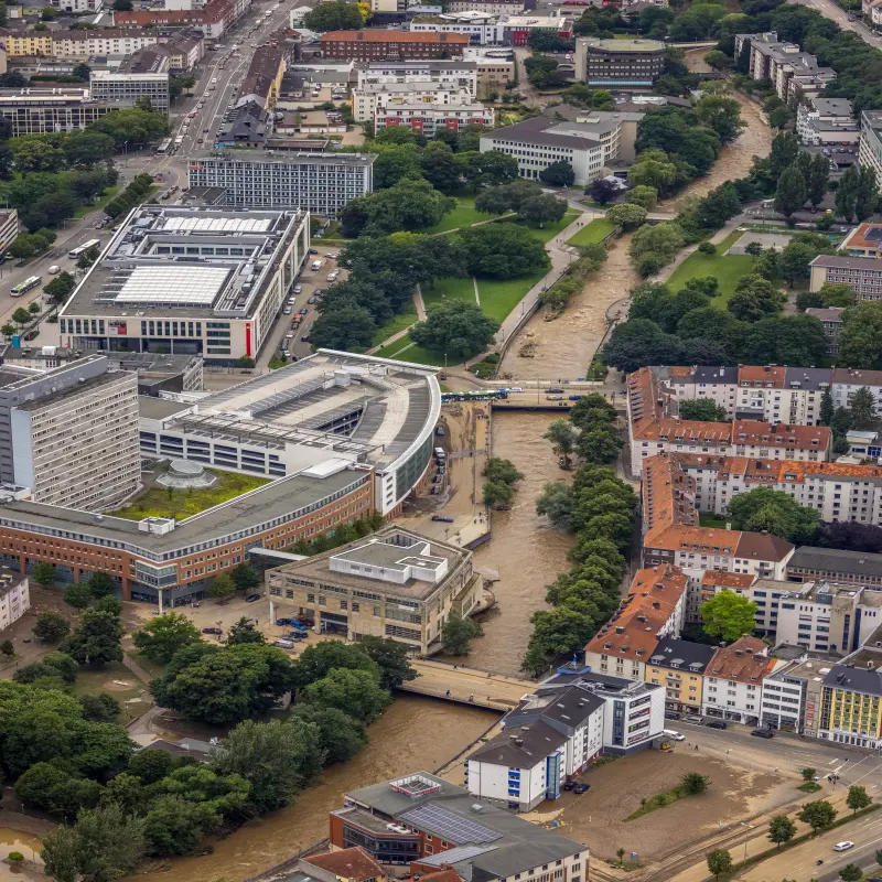 Foto: Blick auf die Verwaltung und Teile der Innenstadt nach dem Hochwasser 2021 mit immer noch gut gefüllter Volme