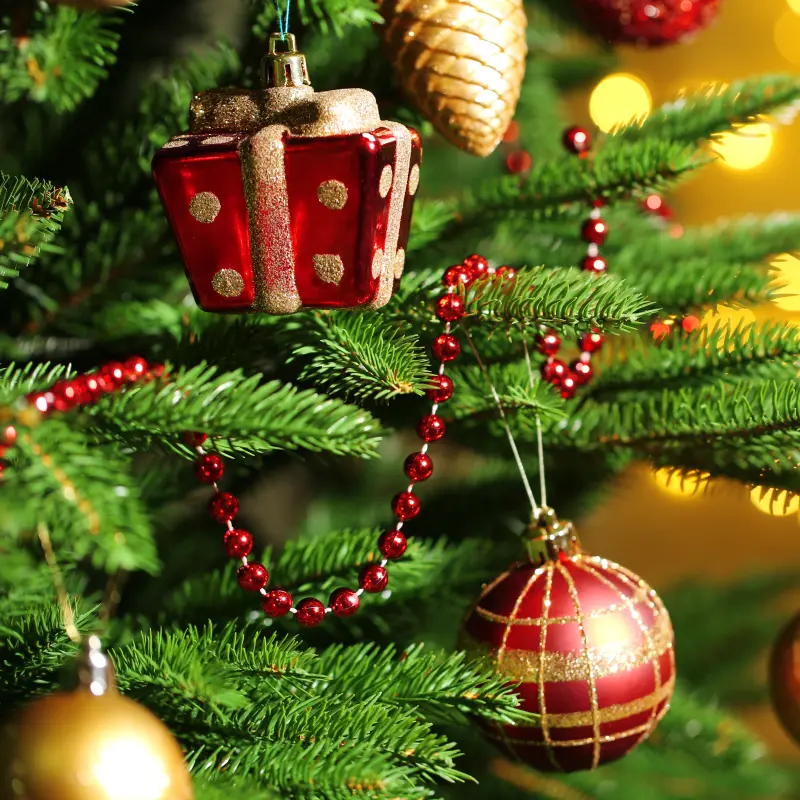 Foto: Symbolbild eines Weihnachtsbaums mit Baumschmuck.