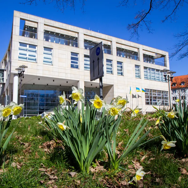 Eine Au&szlig;enaufnahme des Rathauses an der Volme