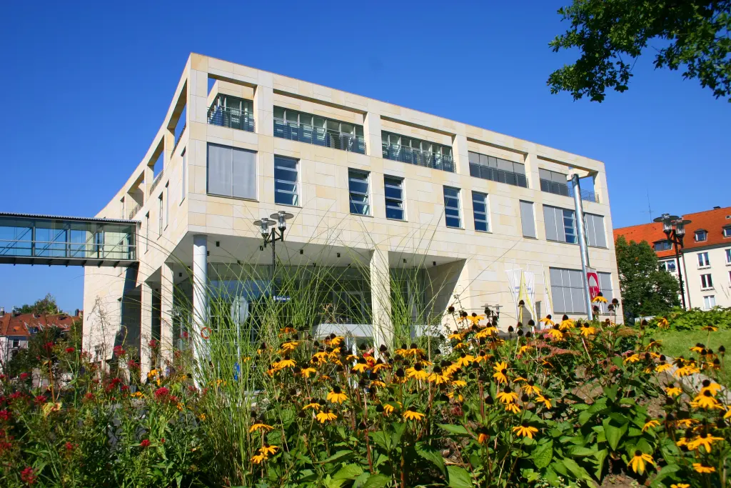 Foto: Außenaufnahme des Rathauses an der Volme.