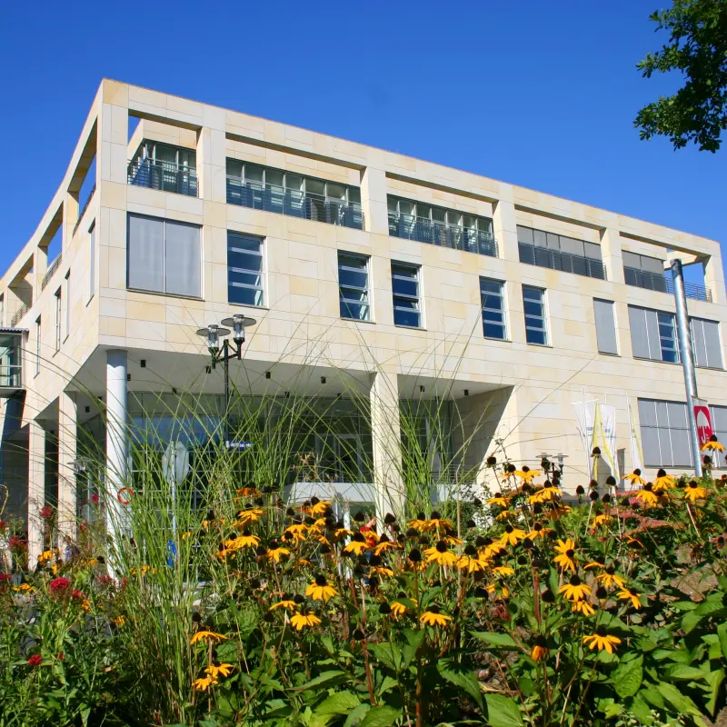 Foto: Außenaufnahme des Rathauses an der Volme.