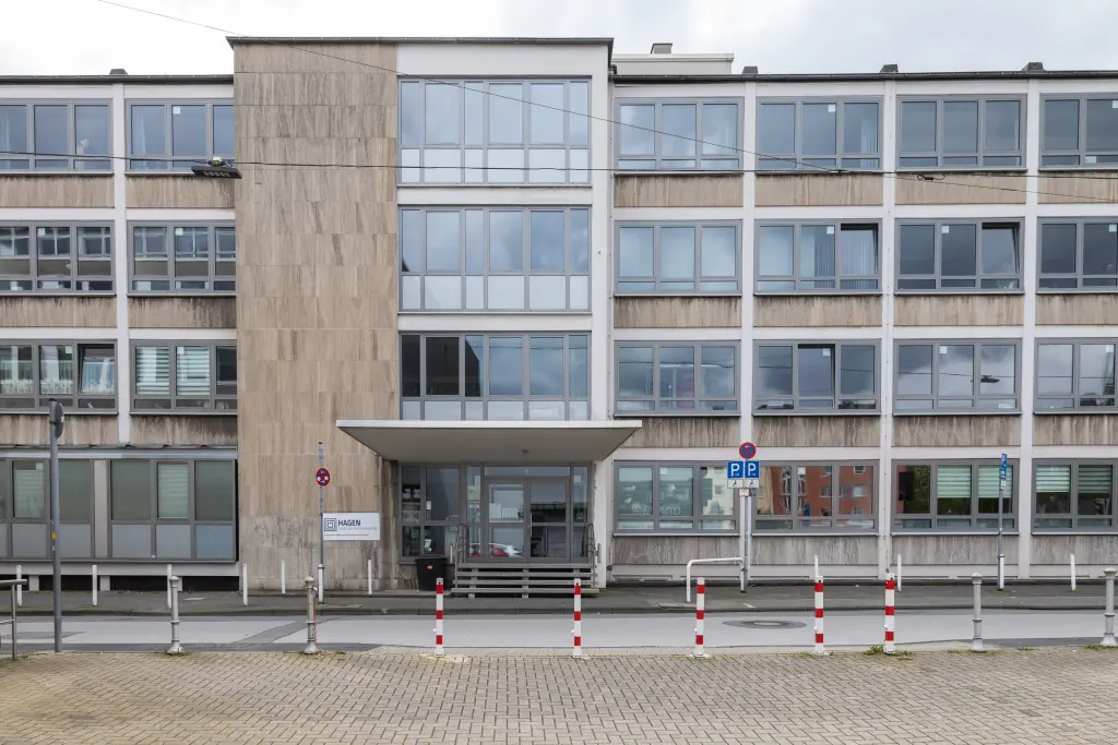 Foto: Ein graues Verwaltungsgebäude.