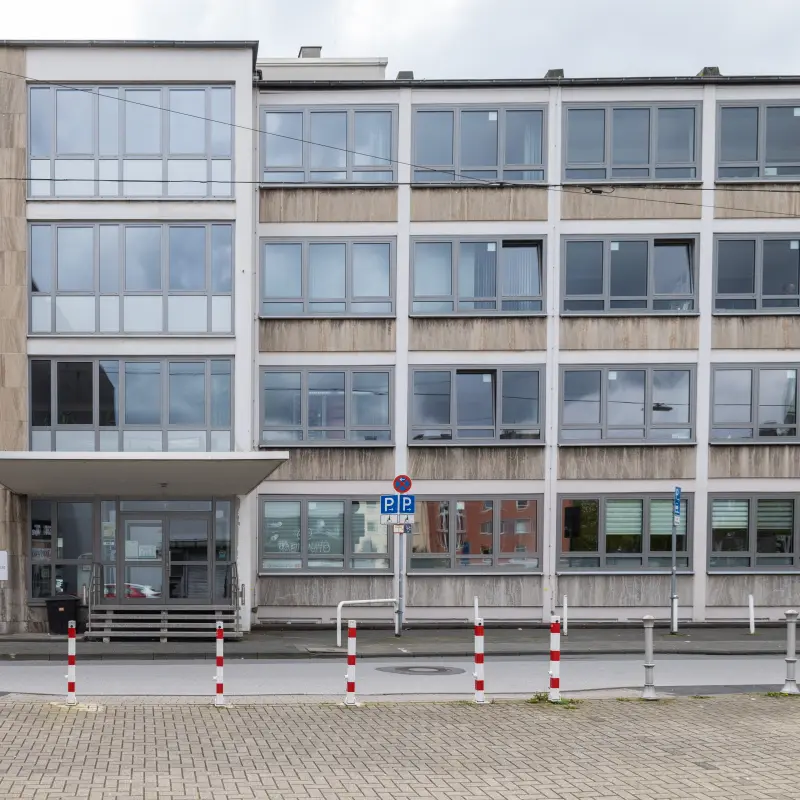 Foto: Ein graues Verwaltungsgebäude.
