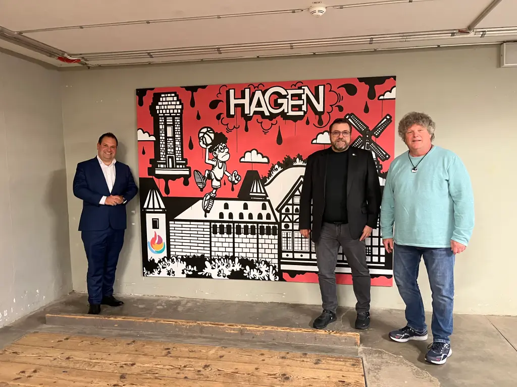 Foto: (v.l.) Oberbürgermeister Dennis Rehbein, Bau- und Sportdezernent Henning Keune und Ralf Kriegel, Servicezentrum Sport der Stadt Hagen, vor dem Erinnerungsbild an die FISU.