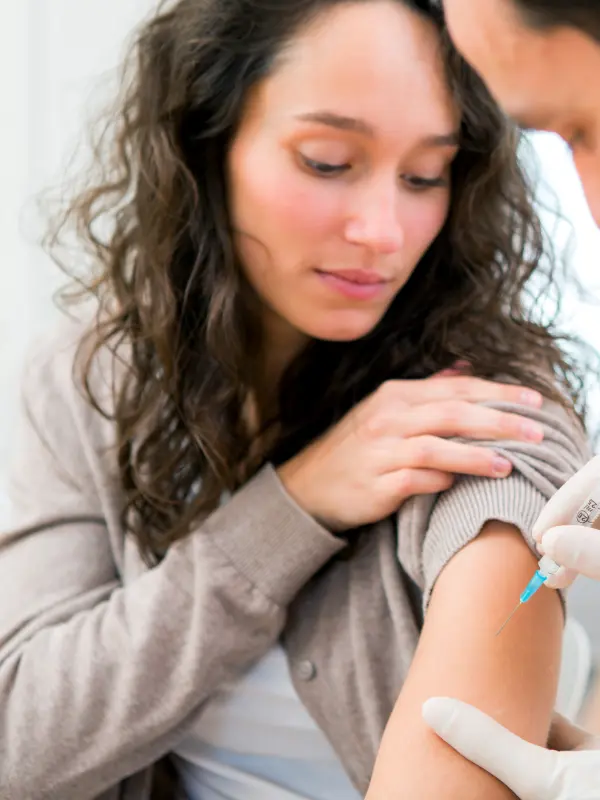 Symbolfoto: Ein Arzt impft eine Patientin