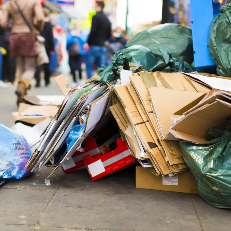 Foto: Zu sehen sind mehrere M&uuml;lls&auml;cke und leere Kartons auf einem Haufen.