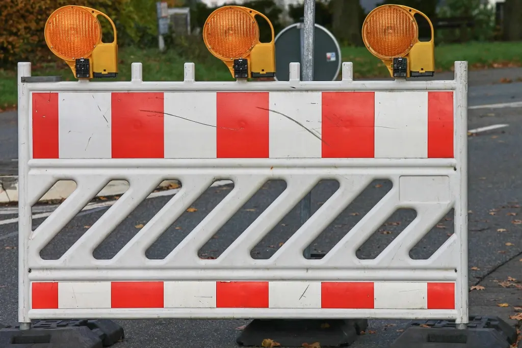 Eine Baustellenbake sperrt einen Stra&szlig;enbereich in Hagen.