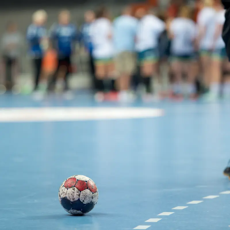 Foto: Nahaufnahme des Balles beim Hallenfußballspiel.