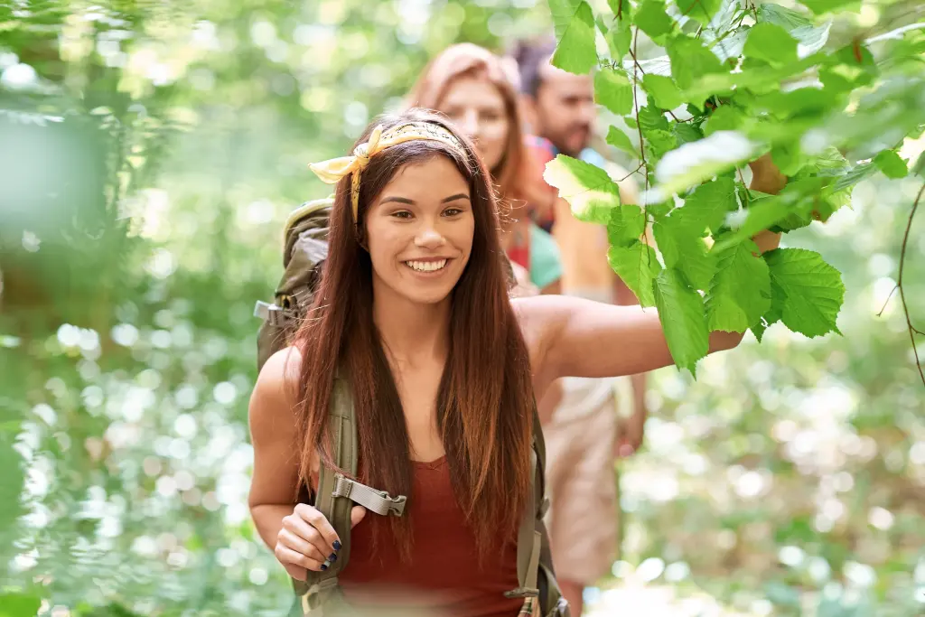 Foto: Stockbild einer Wandergruppe in einem Wald.