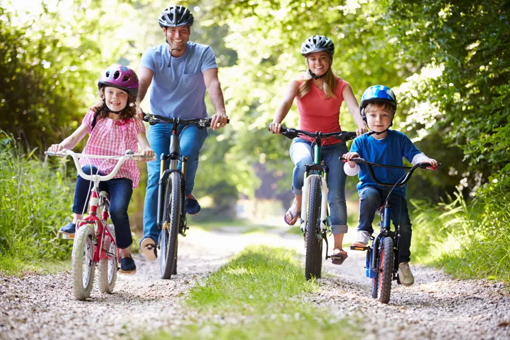 Foto: Eine Familie f&auml;hrt im Wald zusammen Fahrrad.