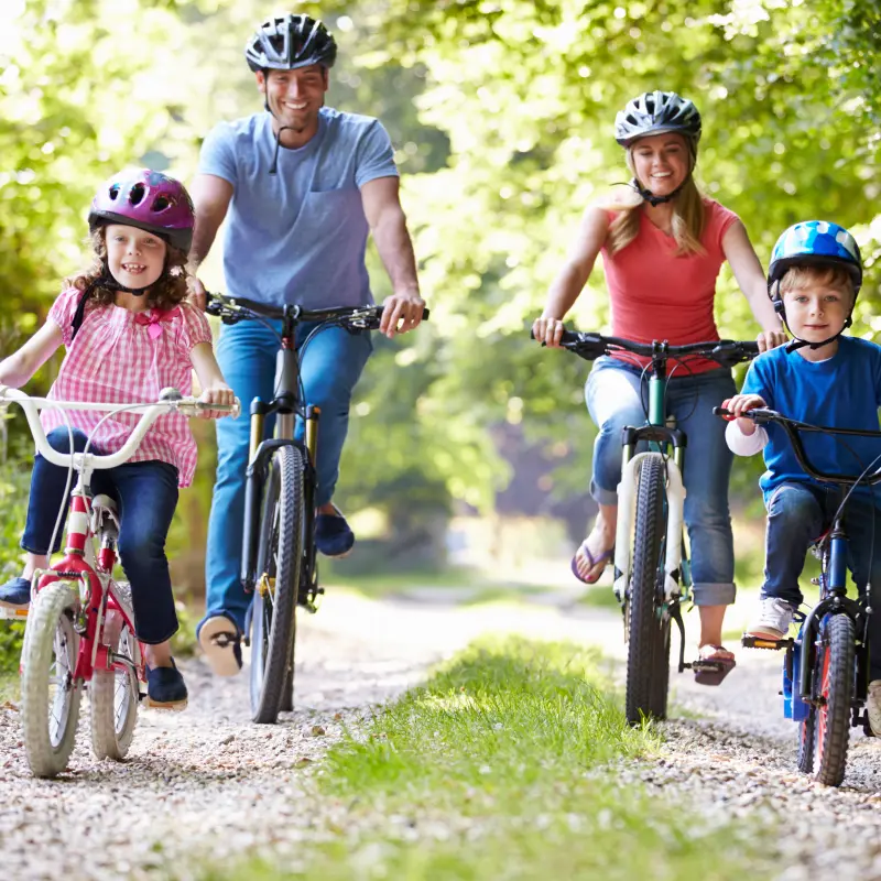 Foto: Eine Familie f&auml;hrt im Wald zusammen Fahrrad.