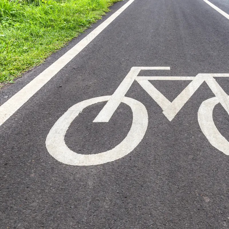 Foto: Symbolbild einer Fahrradwegmarkierung.