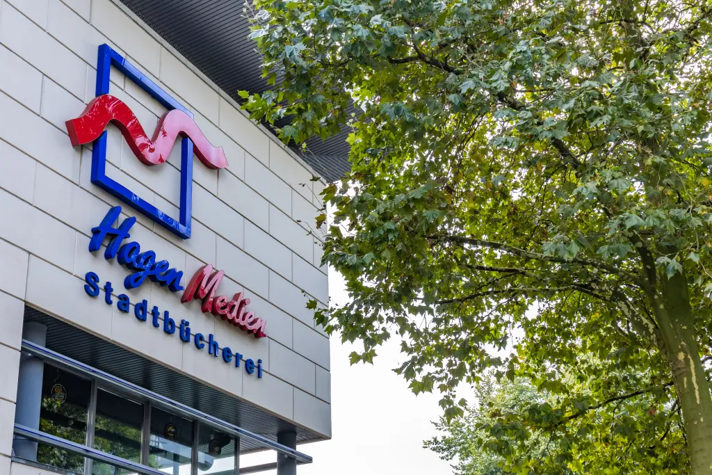 Foto: Außenaufnahme eines Gebäudeteils der Stadtbücherei auf der Springe.