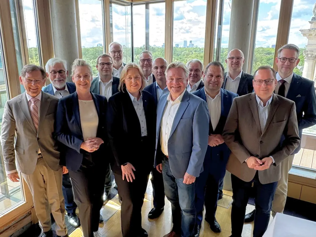 Foto: Eine Menschengruppe in einem Raum