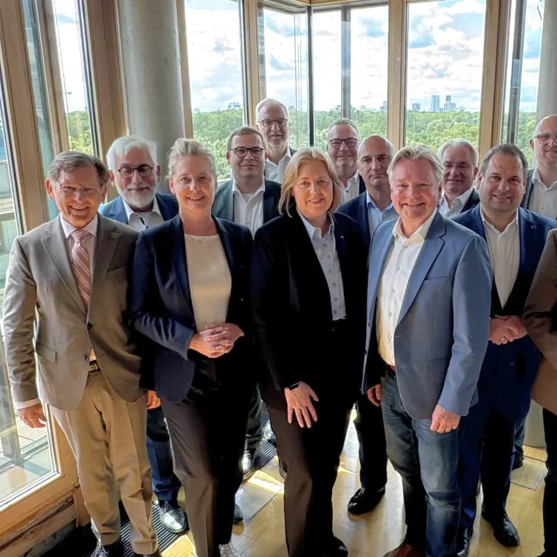 Foto: Eine Menschengruppe in einem Raum