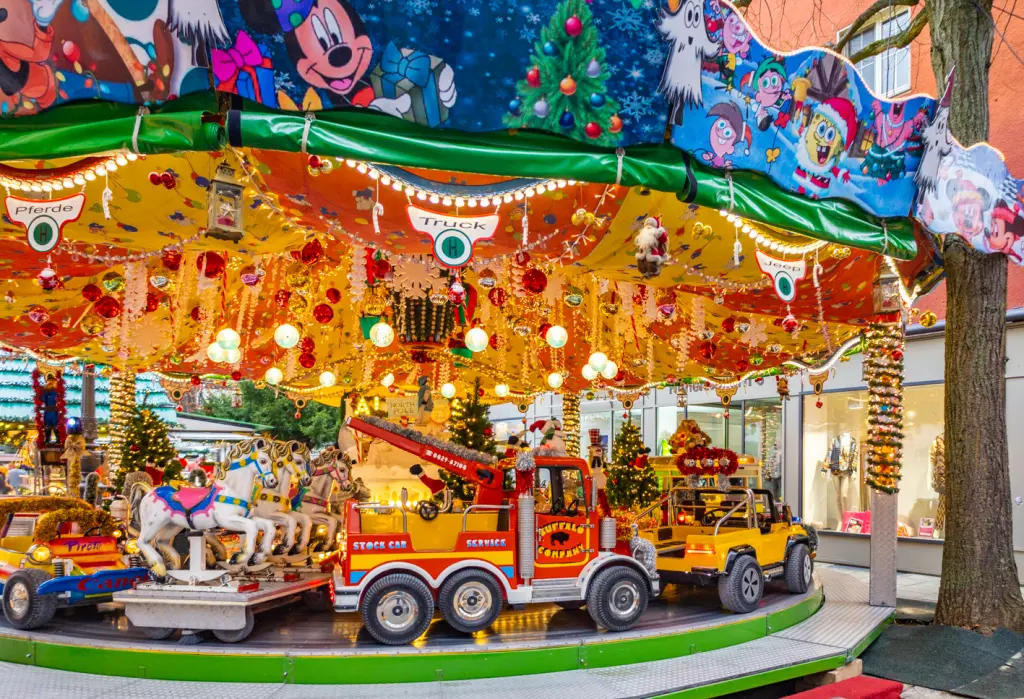 Foto: Ein beleuchtetes Kinderkarussell mit Pferden.