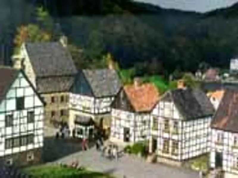 Foto: Das Freilichtmuseum mit mehreren Fachwerkhäusern.