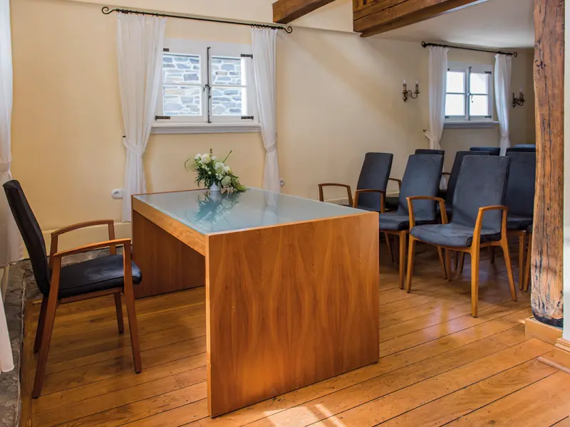 Foto: Ein Trauzimmer mit hellem Holzboden und einer schmalen Sitzreihe.