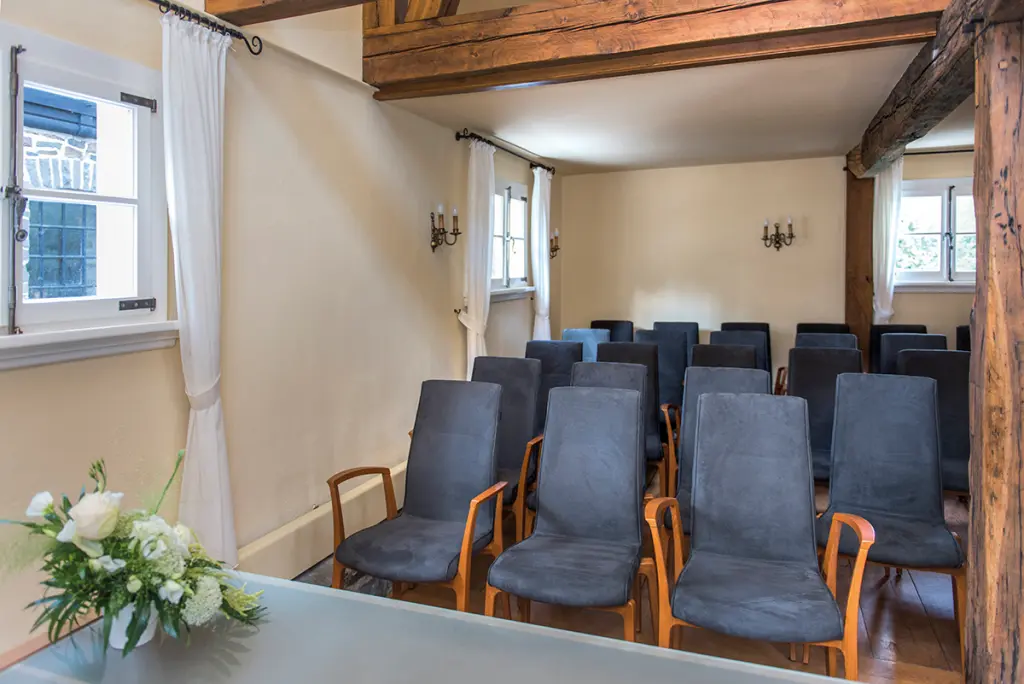 Foto: Mehrere Reihen Stühle im Trauzimmer im Freilichtmuseum.