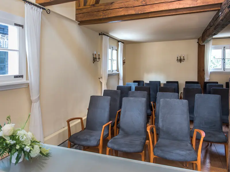 Foto: Mehrere Reihen Stühle im Trauzimmer im Freilichtmuseum.