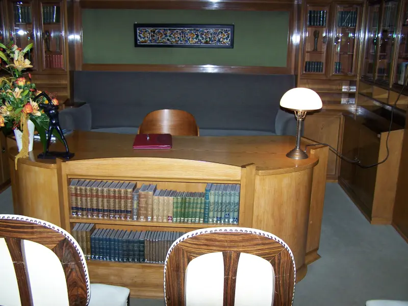 Foto. Das Trauzimmer im Hohenhof mit dunklen, schweren Holzmöbeln.