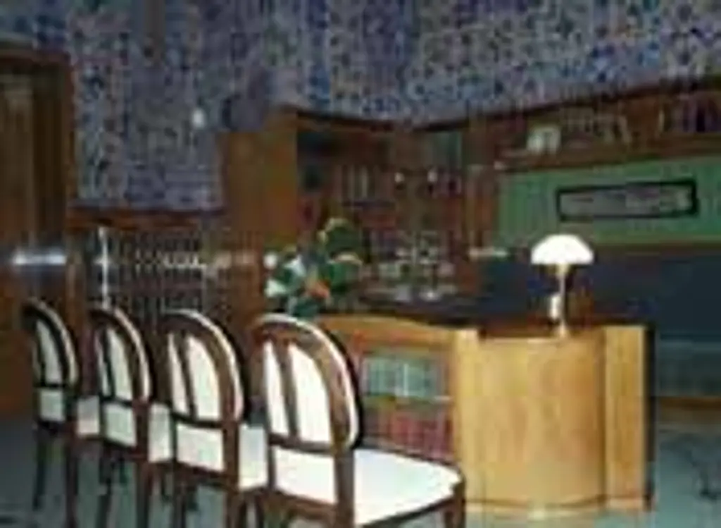 Foto: Das Trauzimmer im Hohenhof mit einer Reihe Stühlen und einer dunklen Holzeinrichtung.