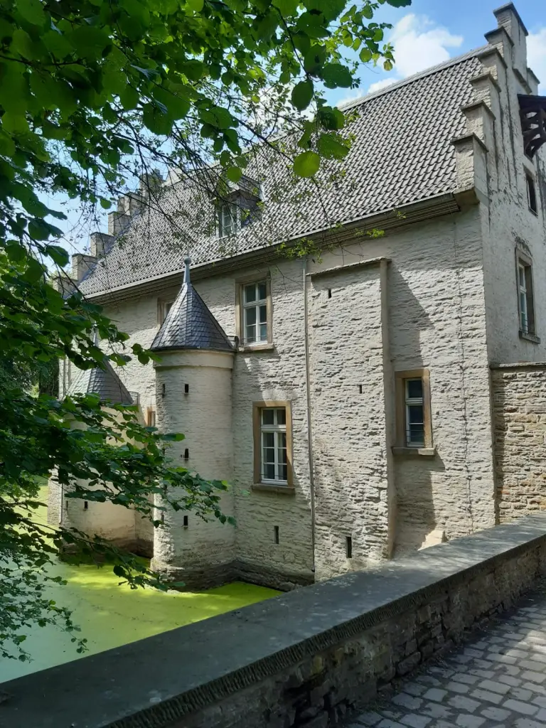 Das Wasserschloss Werdringen mit seinem Wassergraben.