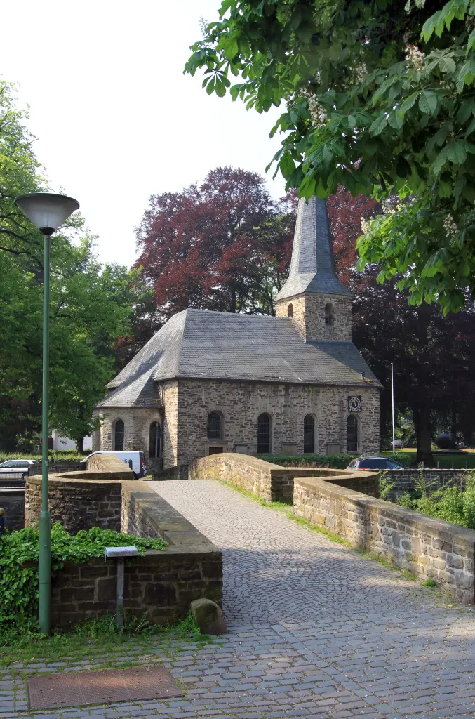 Foto: Eine kleine Kirche aus Backstein.