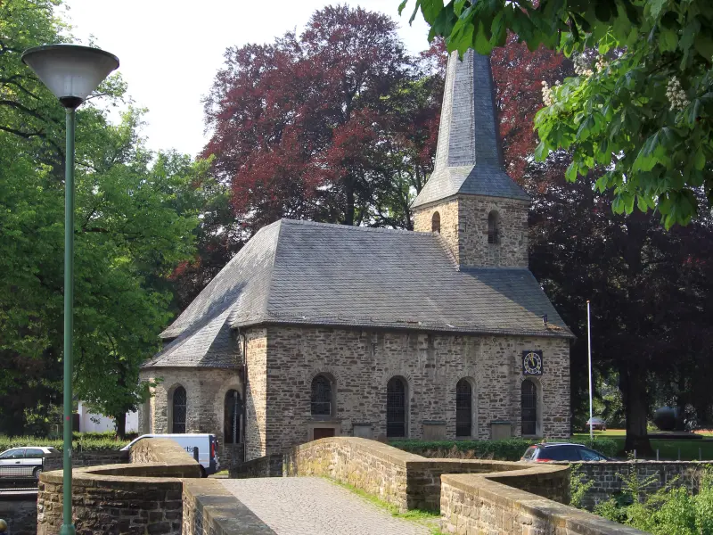 Foto: Eine kleine Kirche aus Backstein.