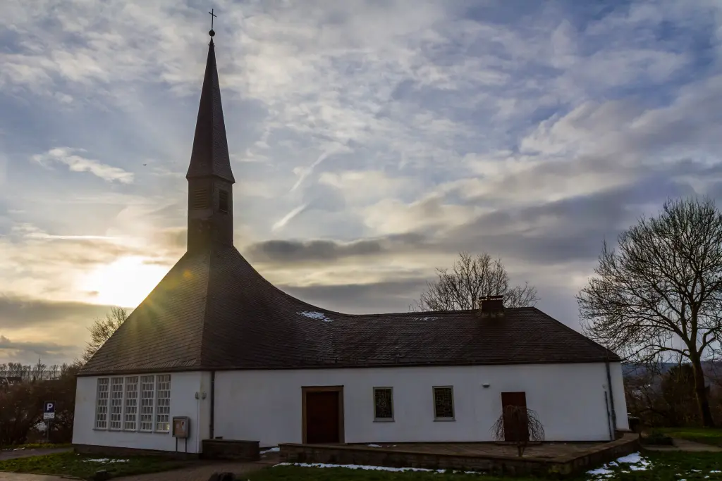 Foto: Ein langes Kirchengebäude mit einem spitzen Dach.